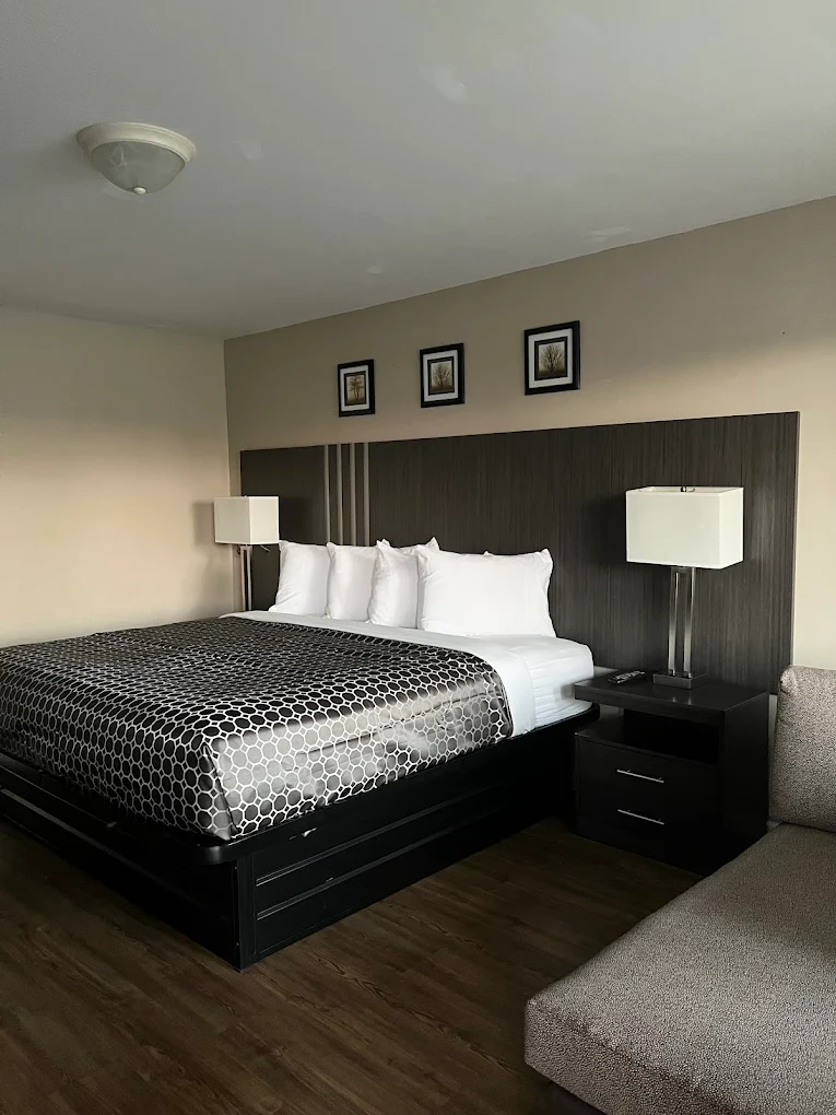Guest room sitting area