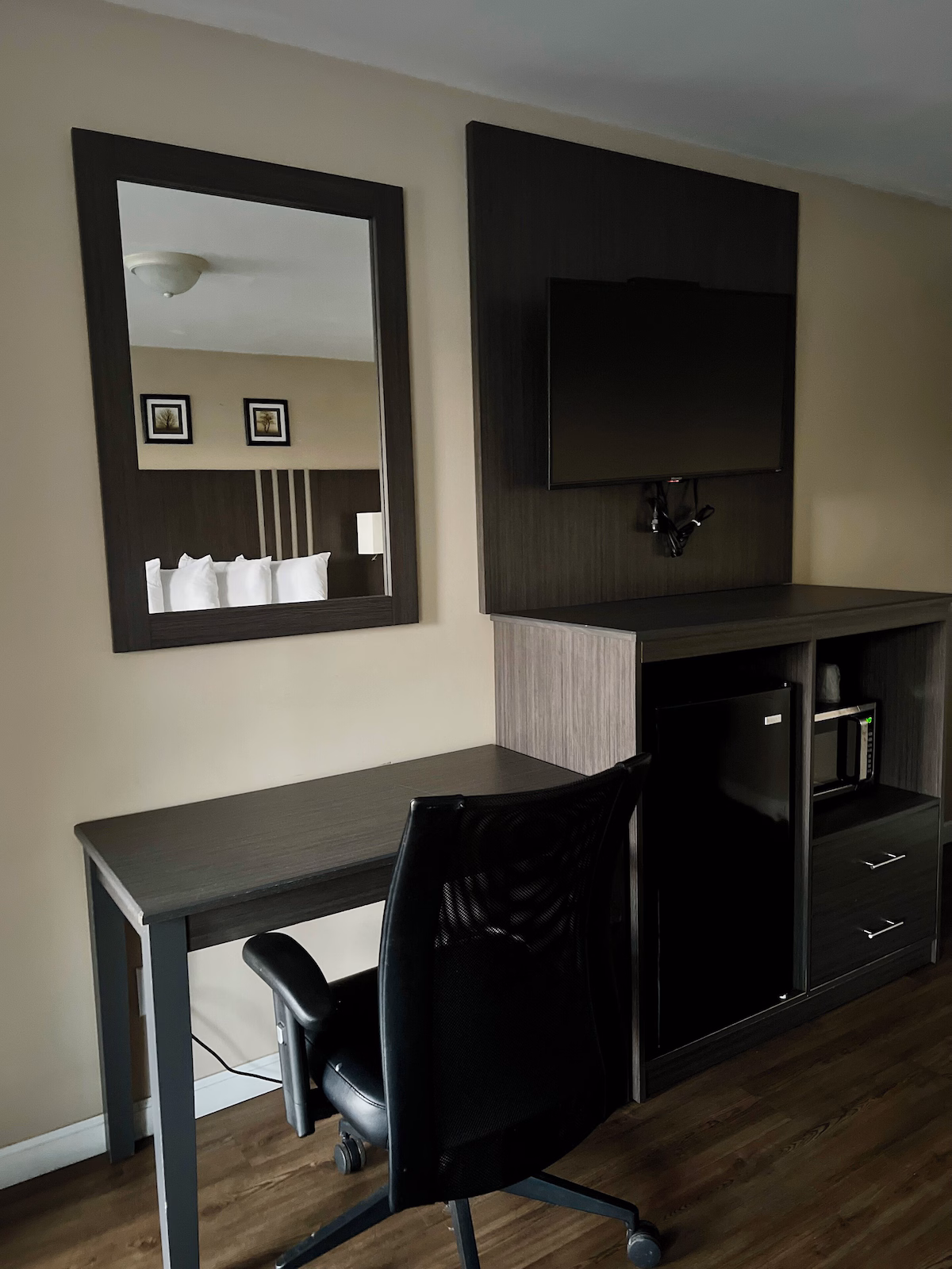 Guest room with a queen bed